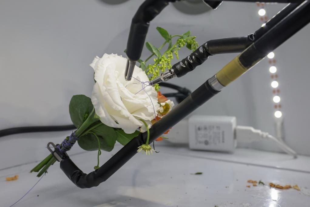 9月4日，在服貿(mào)會首鋼園區(qū)北京友誼醫(yī)院展臺，圖邁單臂腔鏡手術(shù)機(jī)器人用手術(shù)線打結(jié)。新華社記者 張玉薇 攝