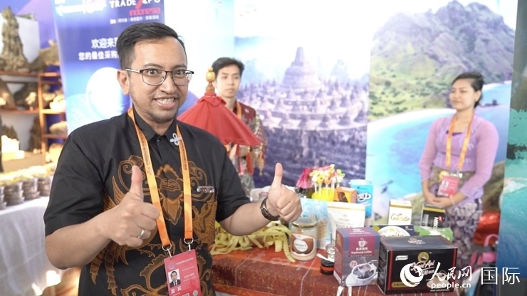 印度尼西亞駐華大使館社會(huì)和文化社會(huì)文化處一等秘書杜德明(左一)人民網(wǎng) 王禹蘅攝