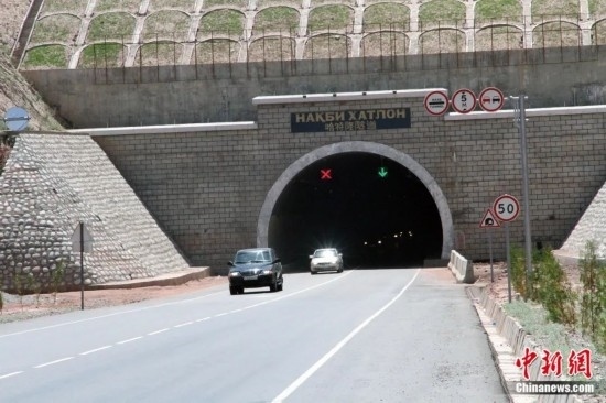 連接塔吉克斯坦南北的重要隧道之一哈特隆隧道由中國(guó)路橋承建，是塔國(guó)南北公路交通的重要干線道路，對(duì)促進(jìn)塔吉克斯坦南北交流和國(guó)民經(jīng)濟(jì)發(fā)展具有重要意義。田冰攝