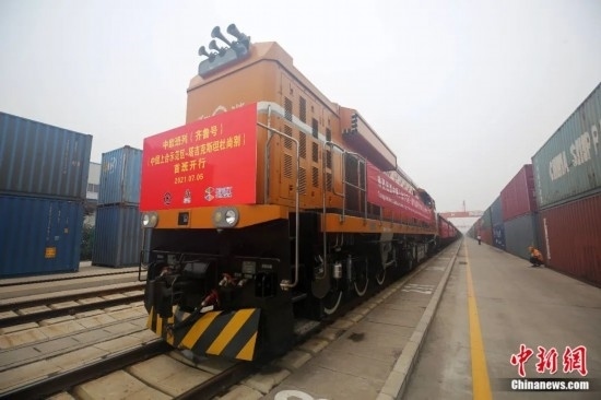 2021年7月5日，中國(guó)—上海合作組織地方經(jīng)貿(mào)合作示范區(qū)（簡(jiǎn)稱“上合示范區(qū)”）前往塔吉克斯坦首都杜尚別的首班中歐班列（齊魯號(hào)）“上合快線”發(fā)出，從上合示范區(qū)青島多式聯(lián)運(yùn)中心啟程，為中國(guó)及日本、韓國(guó)等周邊國(guó)家和地區(qū)與塔吉克斯坦經(jīng)貿(mào)往來(lái)提供了全新的物流解決方案。胡耀杰 攝