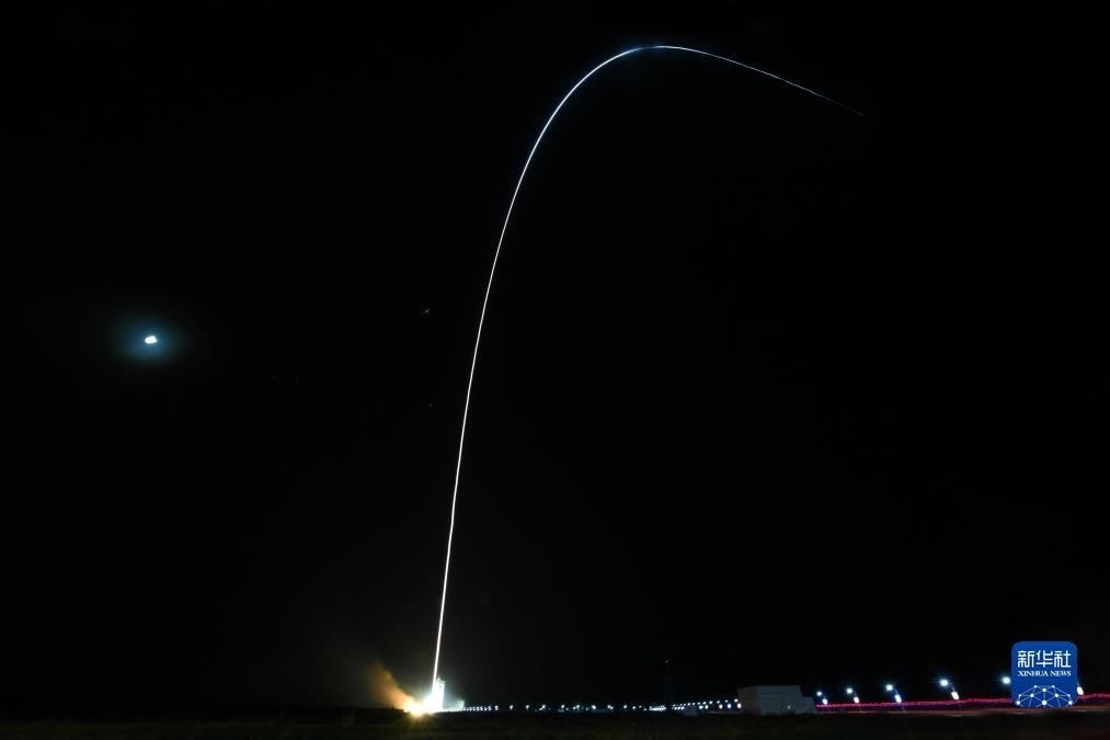 9月7日02時(shí)14分，我國(guó)在酒泉衛(wèi)星發(fā)射中心使用長(zhǎng)征四號(hào)丙運(yùn)載火箭，成功將遙感三十三號(hào)03星發(fā)射升空，衛(wèi)星順利進(jìn)入預(yù)定軌道，發(fā)射任務(wù)獲得圓滿成功。新華社發(fā)（汪江波 攝）