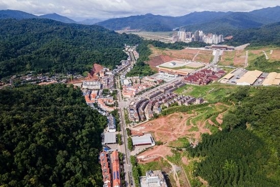 磨憨口岸俯瞰，右前方高層白色建筑群為老撾境內(nèi)。人民網(wǎng)記者 符皓攝