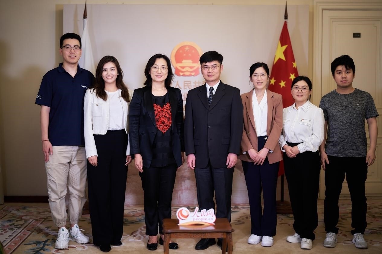 中國駐圣彼得堡副總領(lǐng)事張曉慶（左四）與人民網(wǎng)記者合影。