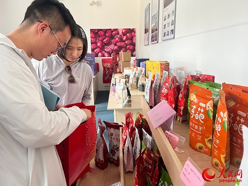 消費(fèi)者在選購產(chǎn)品。人民網(wǎng)記者 常雪梅攝