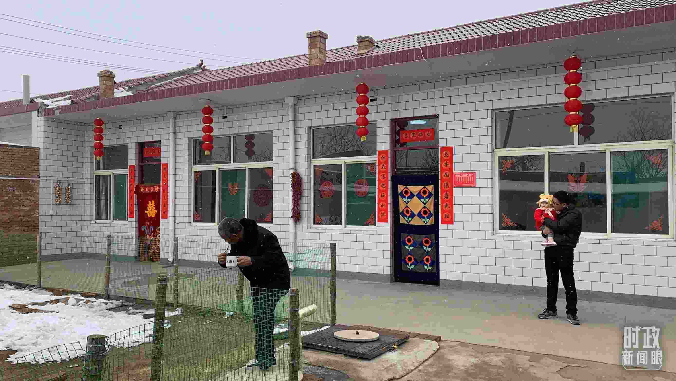 △ 當(dāng)年春節(jié)來臨之前，馮南垣村受災(zāi)村民全部搬進(jìn)了新家。（總臺(tái)央視記者段德文拍攝）