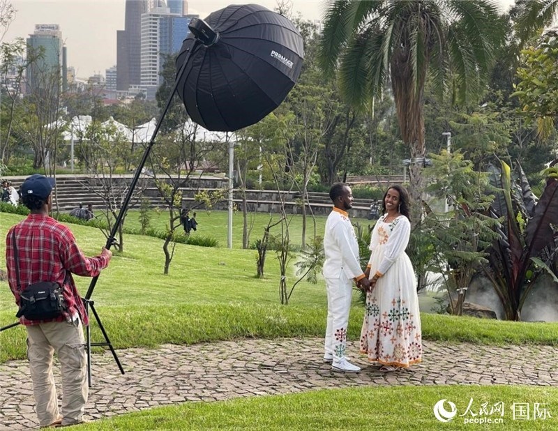 一對(duì)新人在友誼廣場(chǎng)拍照。人民網(wǎng)記者 趙艷紅攝