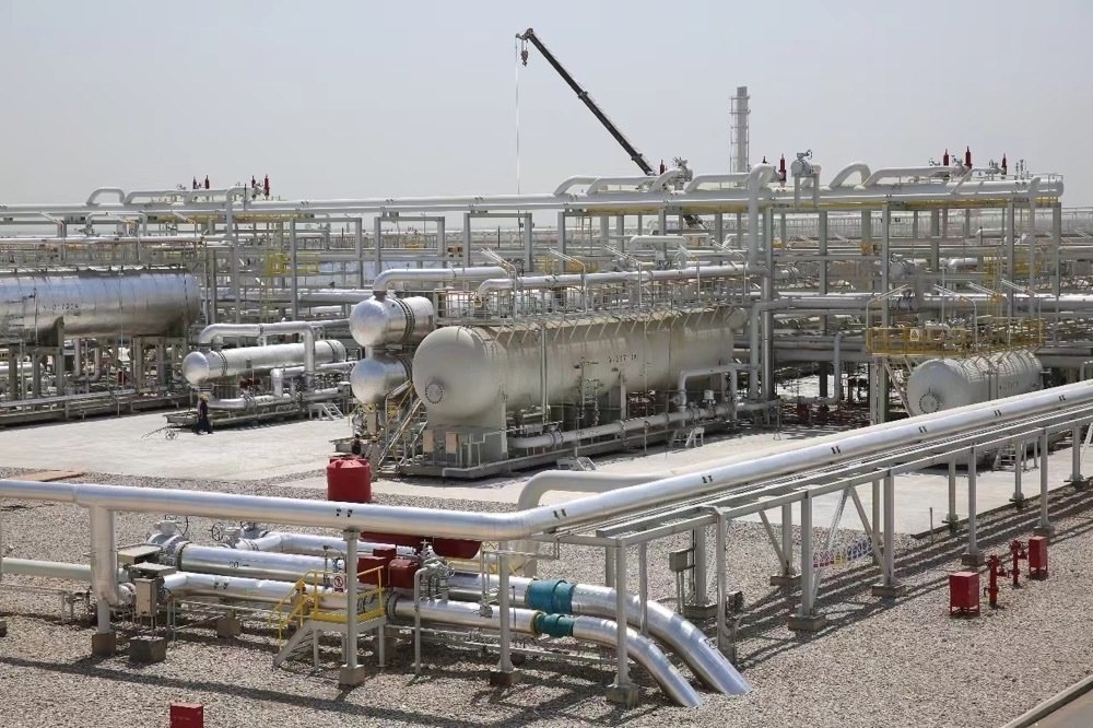 圖為位于伊拉克米桑省阿瑪拉市，由中國石油、道達爾、馬來西亞石油合資建設(shè)的哈法亞油田油氣處理站。中國石油哈法亞公司/供圖