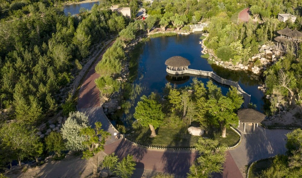 坐落在寧夏銀川市賀蘭山腳下的賀蘭山運(yùn)動(dòng)休閑公園（2021年5月27日攝，無(wú)人機(jī)照片）。這里曾是一片砂石采礦塌陷區(qū)，當(dāng)?shù)赝ㄟ^植被景觀再造、水系建設(shè)、現(xiàn)代管網(wǎng)鋪建等手段，重新利用廢石、廢坑及各類廢棄建筑材料，把這里變成一座免費(fèi)開放的主題公園。新華社記者 馮開華 攝