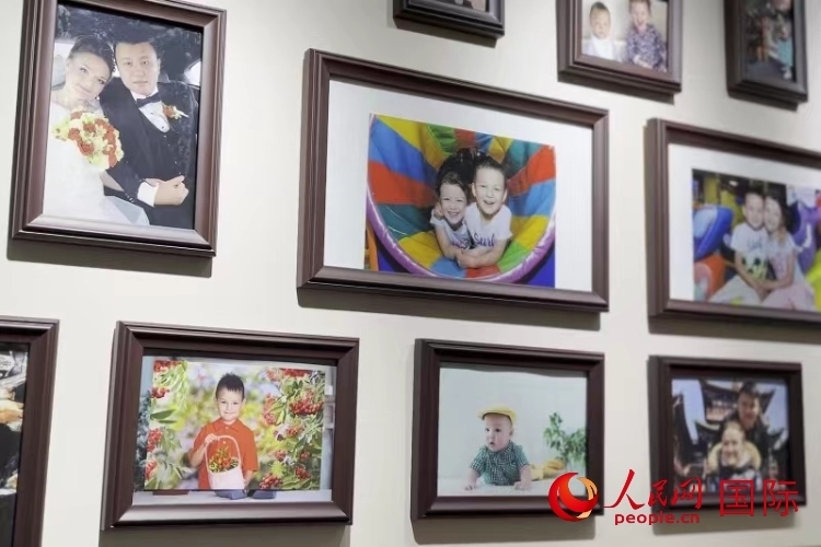 照片墻記錄每個(gè)幸福的瞬間。 人民網(wǎng) 皇甫萬(wàn)里攝
