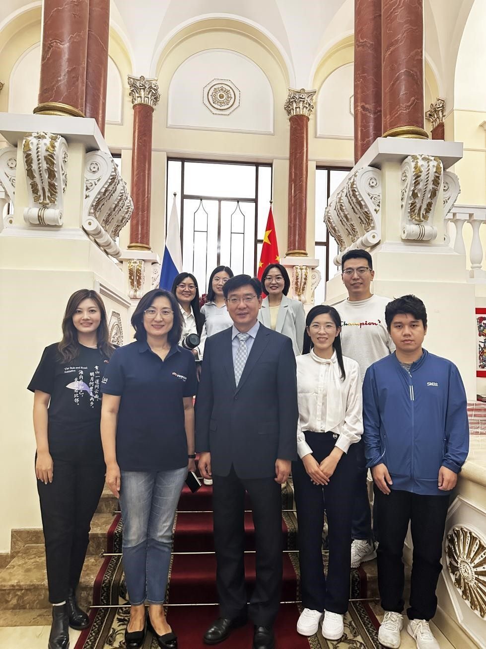 中國(guó)駐俄羅斯大使館公使銜文化參贊、莫斯科中國(guó)文化中心主任封立濤（前排中）與人民網(wǎng)記者合影。