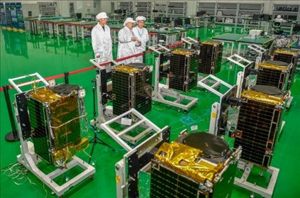 △2022年10月17日，位于吉林長春的長光衛(wèi)星技術股份有限公司科研人員在衛(wèi)星總裝測試大廳進行相關測試工作。