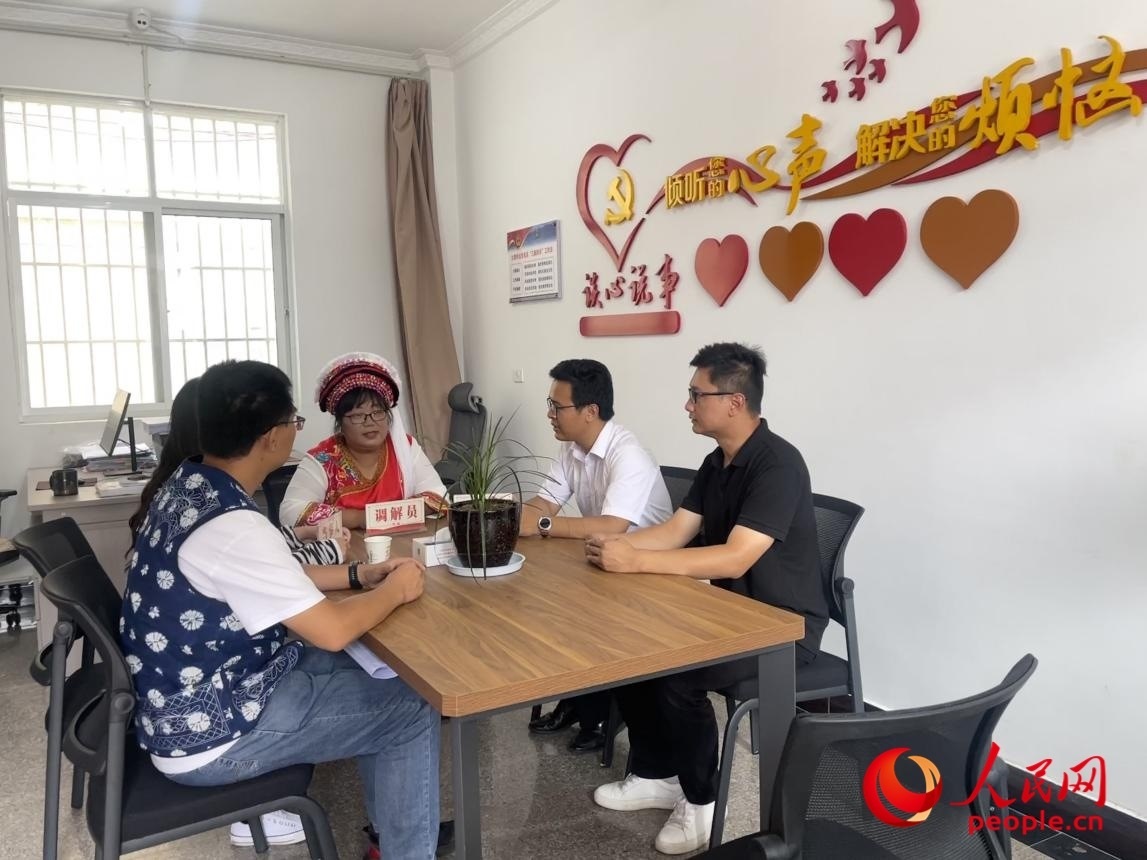 李雪娟（右三）和群眾交流。人民網(wǎng) 周靜圓攝