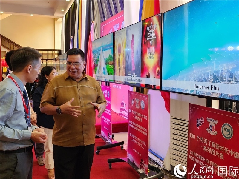 圖為菲律賓國家圖書館館長阿德里亞諾參觀新時代中國圖片展。人民網(wǎng)記者樊帆攝