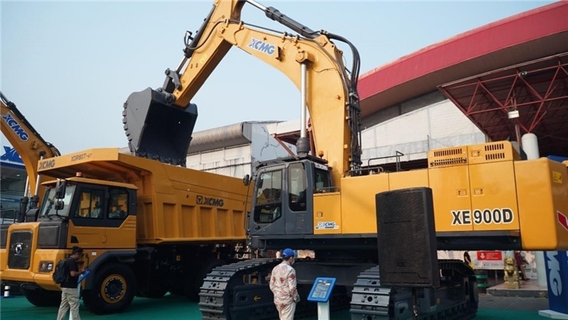 徐工集團(tuán)展出的90噸礦用挖掘機(jī)與80噸自卸車。石偉攝影