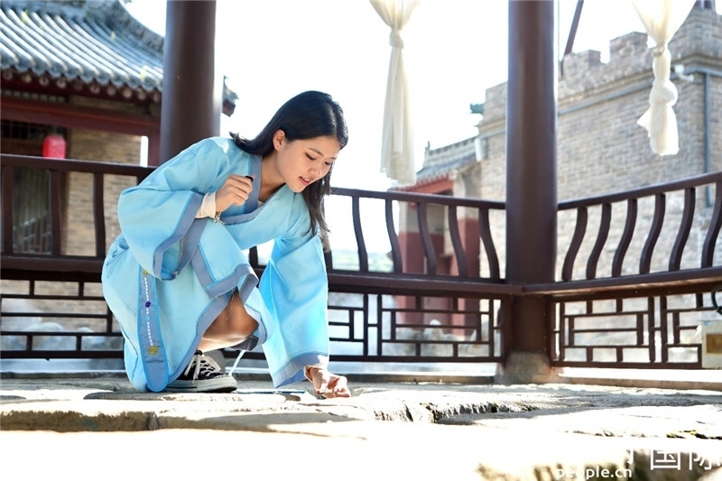 圖為選手在“曲水流觴亭”將“桃心”蠟燭放入渠中。人民網(wǎng) 盧鵬宇攝