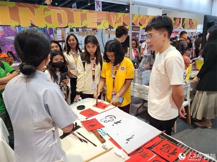 中國(guó)圖書(shū)展亮相第43屆菲律賓馬尼拉國(guó)際書(shū)展。人民網(wǎng)記者 樊帆攝