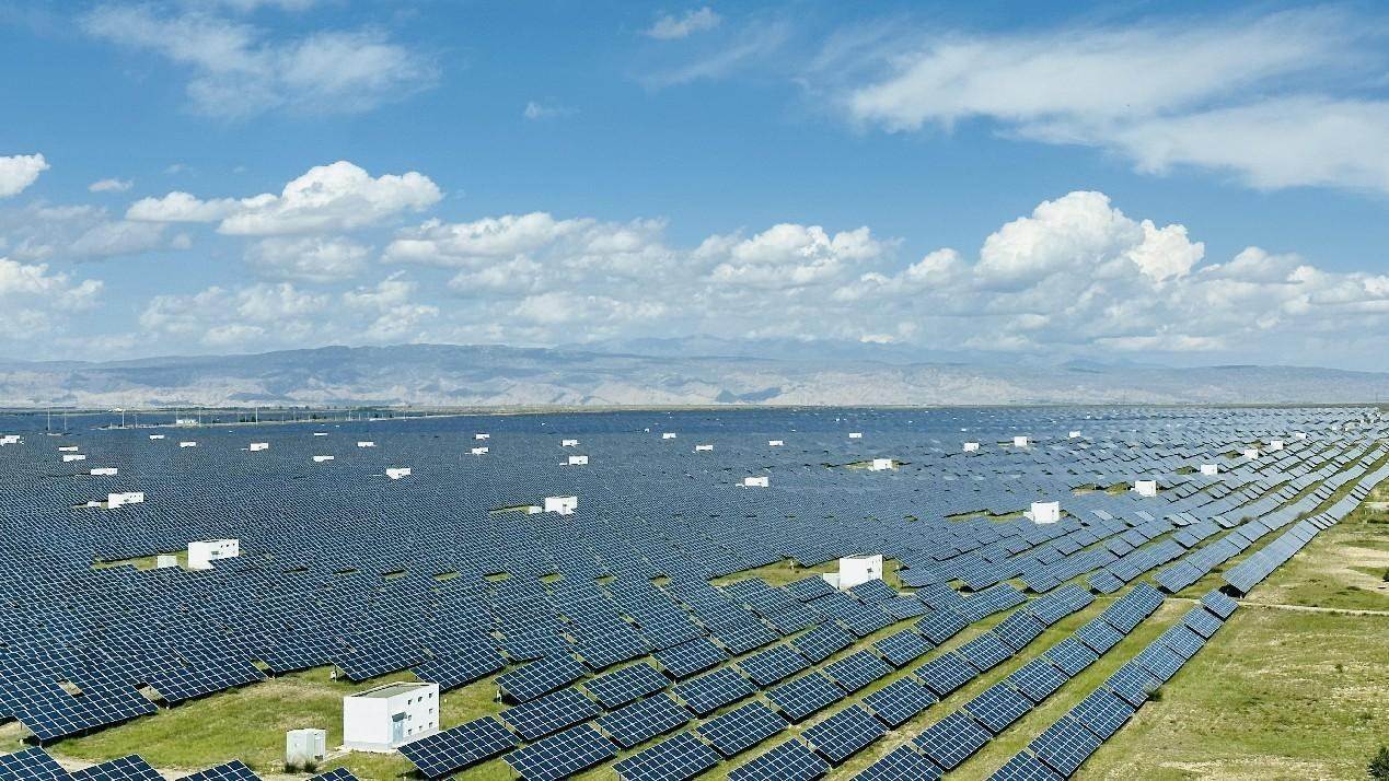 遠眺青海省海南州光伏發(fā)電園區(qū)。人民網(wǎng) 劉沛然攝