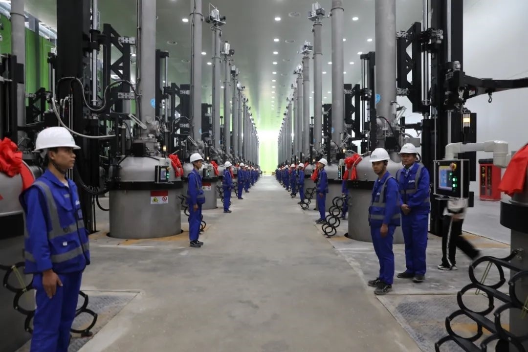 晶科能源二期20GW拉棒切方項目投產現(xiàn)場。南川工業(yè)園區(qū)管委會供圖