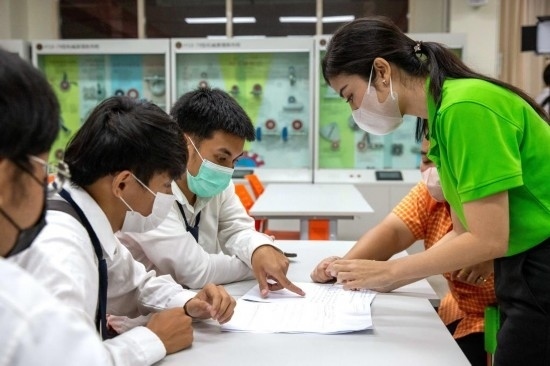 3月14日，在泰國(guó)大城府大城技術(shù)學(xué)院魯班工坊，教師（右一）給學(xué)生上課。新華社記者 王騰 攝