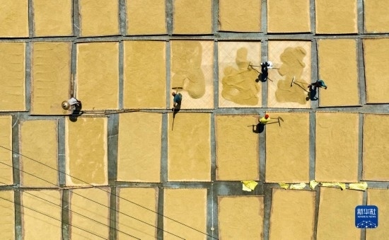 9月16日，在湖南省懷化市通道侗族自治縣萬佛山鎮(zhèn)溪上村，村民在晾曬稻谷（無人機照片）。