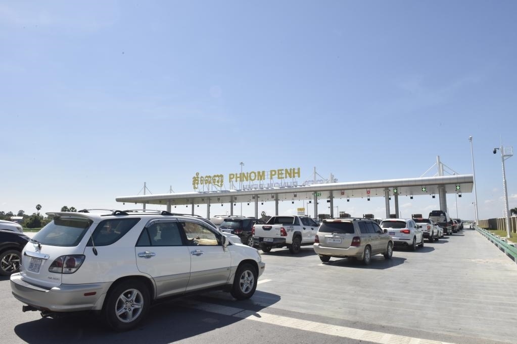 2022年11月7日，車輛在柬埔寨首都金邊的金港高速公路入口處排隊。金港高速公路連接柬埔寨首都金邊和該國最大深水海港西哈努克港。