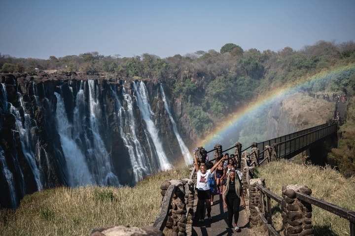 8月21日，游客在贊比亞觀賞維多利亞瀑布景色。