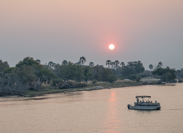 8月23日，在贊比亞拍攝的贊比西河上的游船。