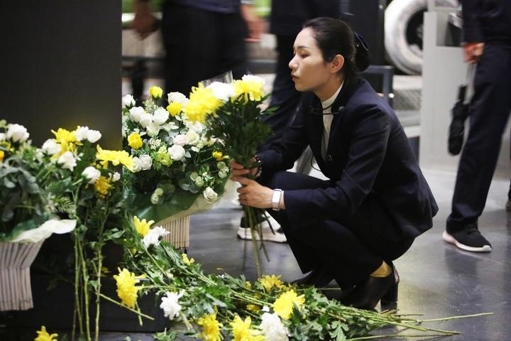 9月18日，工作人員在侵華日軍第七三一部隊罪證陳列館整理花束。新華社記者 石楓 攝