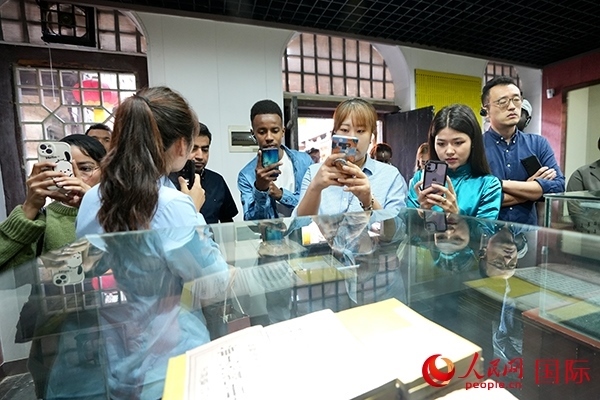 選手們認(rèn)真聆聽導(dǎo)游講解。人民網(wǎng) 盧鵬宇攝