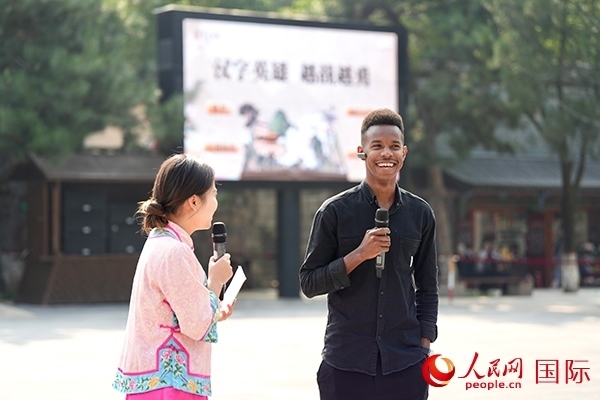 選手王安（乍得）挑戰(zhàn)“漢字英雄·越戰(zhàn)越勇”游戲。人民網(wǎng) 盧鵬宇攝