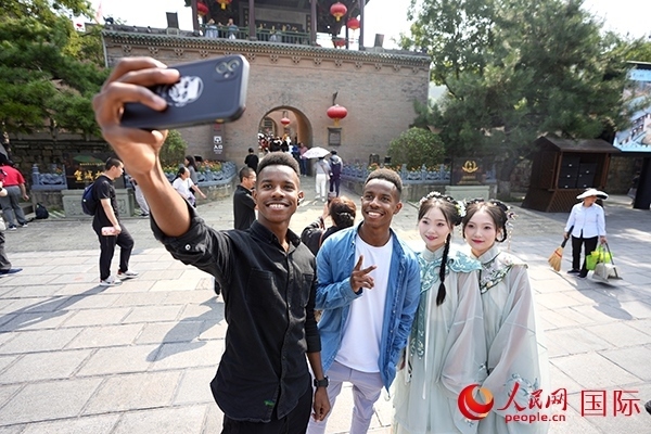 兩對雙胞胎偶遇合影。人民網(wǎng) 盧鵬宇攝