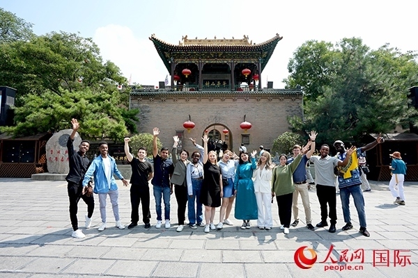 選手們在御書樓前合影。人民網(wǎng) 盧鵬宇攝