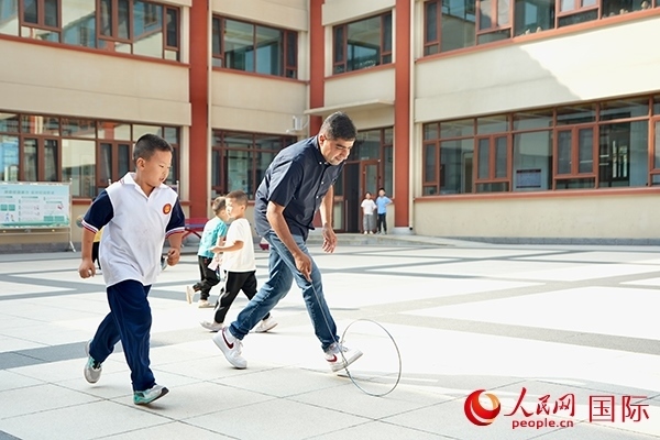 來自巴基斯坦的沙杰在滾鐵環(huán)。人民網(wǎng) 盧鵬宇攝