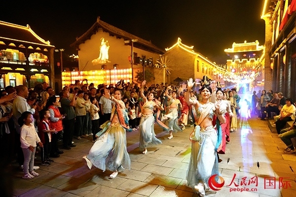 古城巡游隊(duì)伍。人民網(wǎng) 盧鵬宇攝