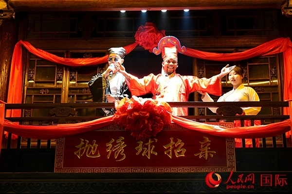 拋繡球。人民網(wǎng) 盧鵬宇攝