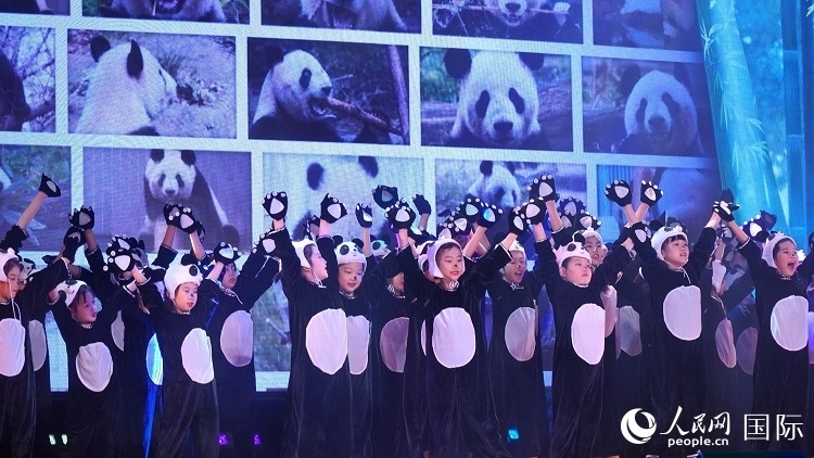 小演員們上演《歡樂功夫熊貓》。人民網(wǎng) 蔣曉辰攝