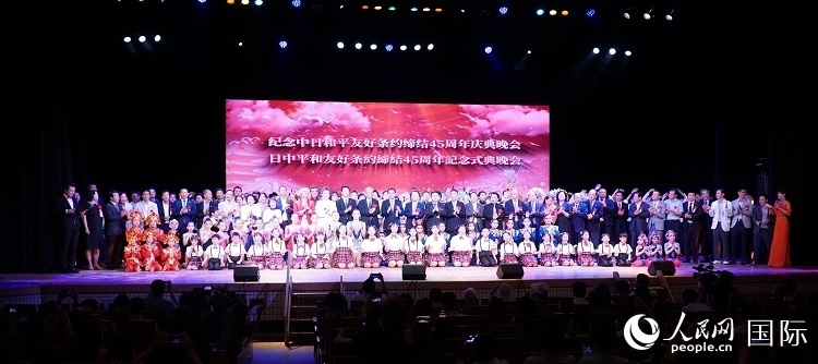 出席晚會(huì)的嘉賓與演員合影留念。人民網(wǎng) 蔣曉辰攝