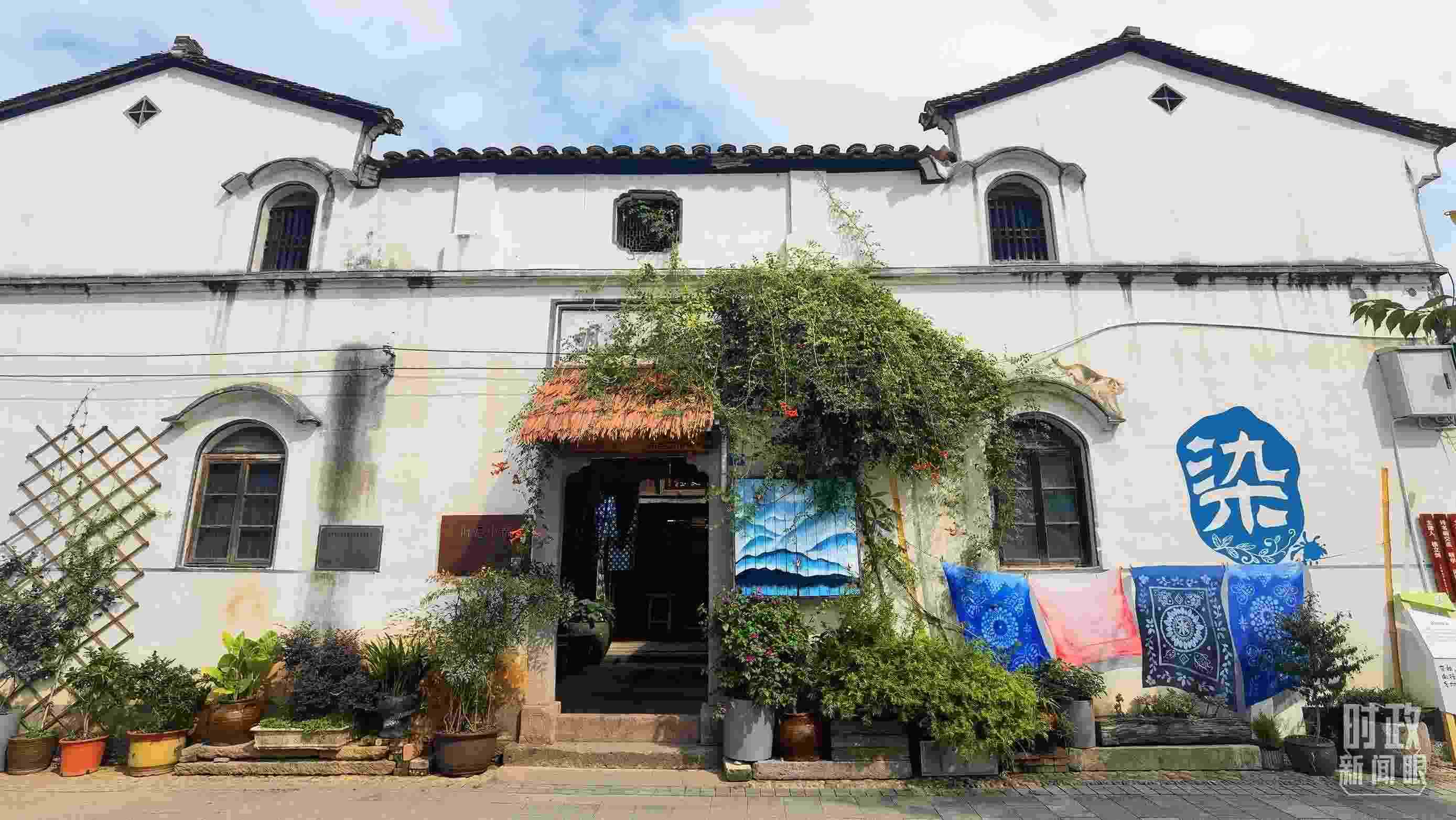 △李祖村的藝術(shù)染坊。（總臺(tái)央視記者周志國(guó)拍攝）