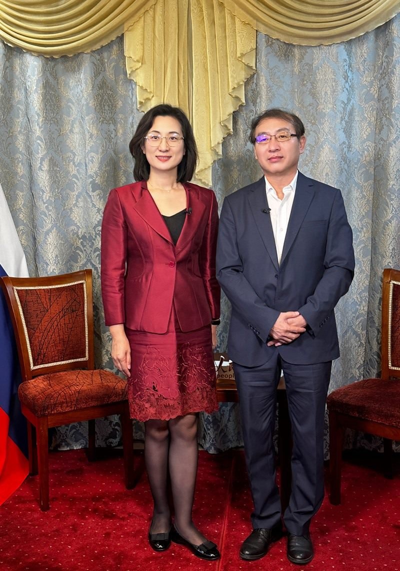 人民網(wǎng)黨委委員、副總編輯孫海峰（左一）專訪崔少純總領(lǐng)事。人民網(wǎng)記者 馬天翼攝