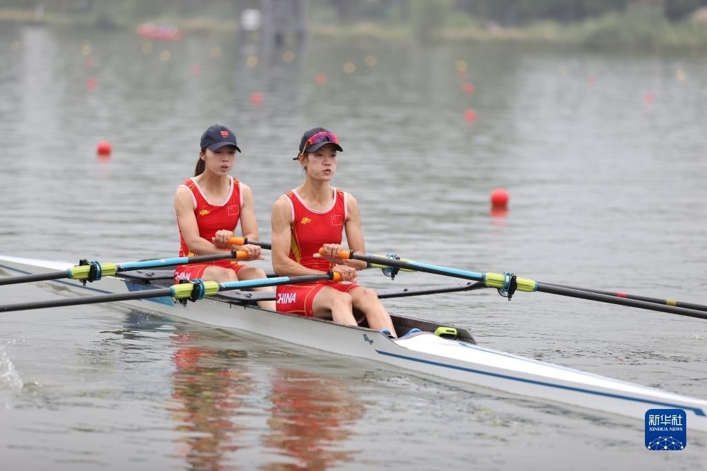 9月24日，鄒佳琪（左）/邱秀萍在決賽中。新華社記者 賈浩成 攝