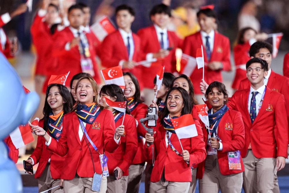 新加坡代表團在開幕式上入場。