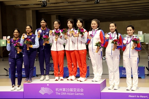 9月24日，杭州亞運(yùn)會(huì)射擊女子10米氣步槍團(tuán)體賽頒獎(jiǎng)儀式。人民網(wǎng)記者 胡雪蓉?cái)z