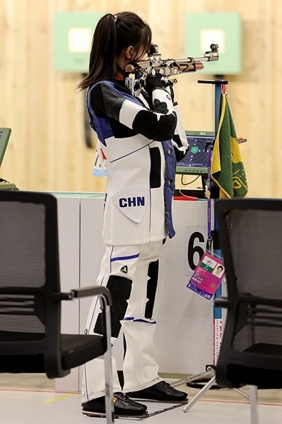 9月24日，黃雨婷在女子10米氣步槍團(tuán)體賽比賽中。人民網(wǎng)記者 胡雪蓉?cái)z