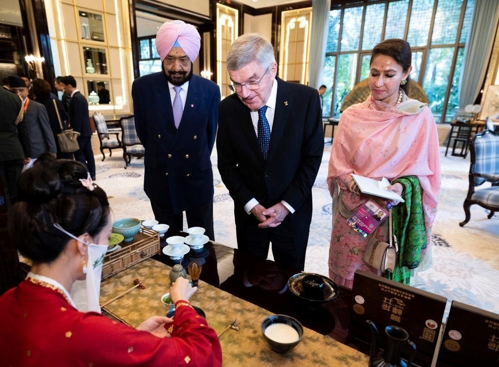 △歡迎宴會前，亞奧理事會代理主席辛格和夫人維尼塔、國際奧委會主席巴赫欣賞非遺展示。