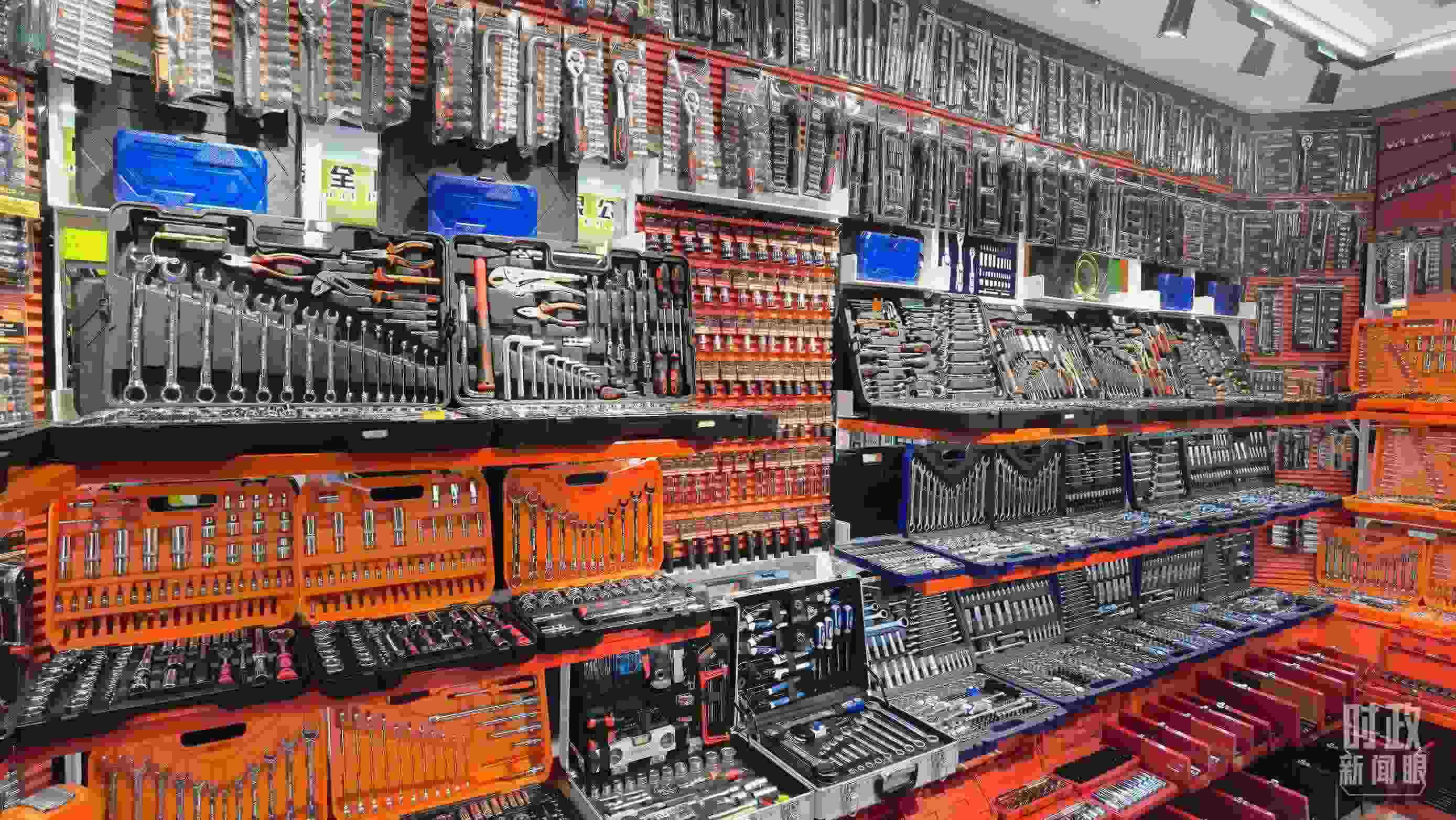 △義烏國(guó)際商貿(mào)城內(nèi)的一家五金店，貨品豐富。（總臺(tái)央視記者石丞拍攝）