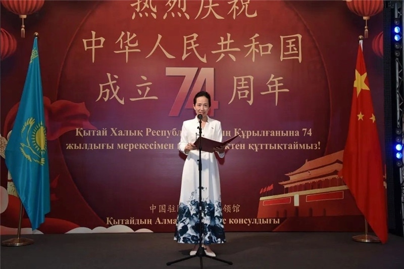 圖為蔣薇總領(lǐng)事致辭。駐阿拉木圖總領(lǐng)館供圖