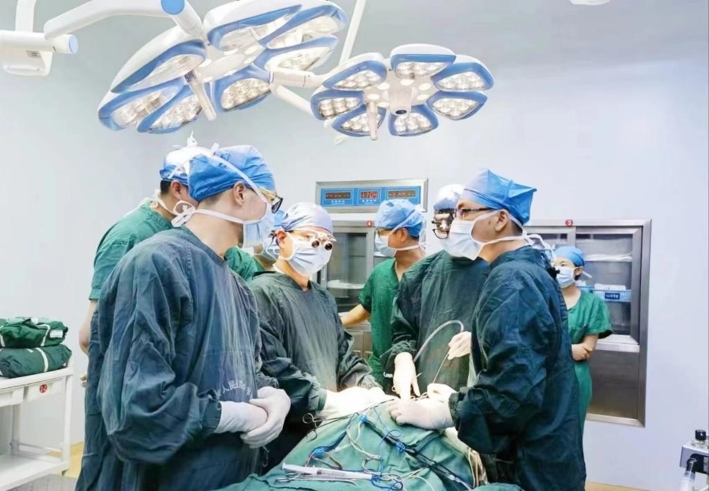 浙江省人民醫(yī)院畢節(jié)醫(yī)院的醫(yī)師團(tuán)隊(duì)正在為患者李老伯進(jìn)行手術(shù)。（王磊波 攝 新華社發(fā)）
