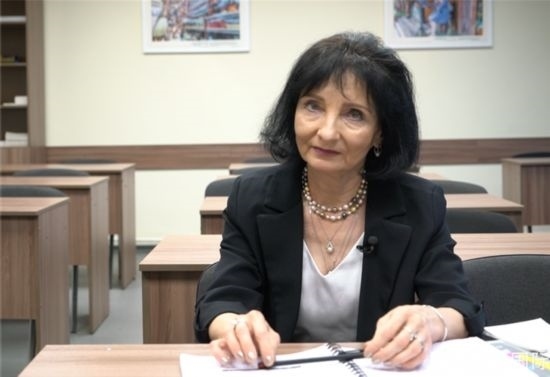 阿拉在白大孔院接受記者采訪。人民網(wǎng)記者 皇甫萬(wàn)里攝