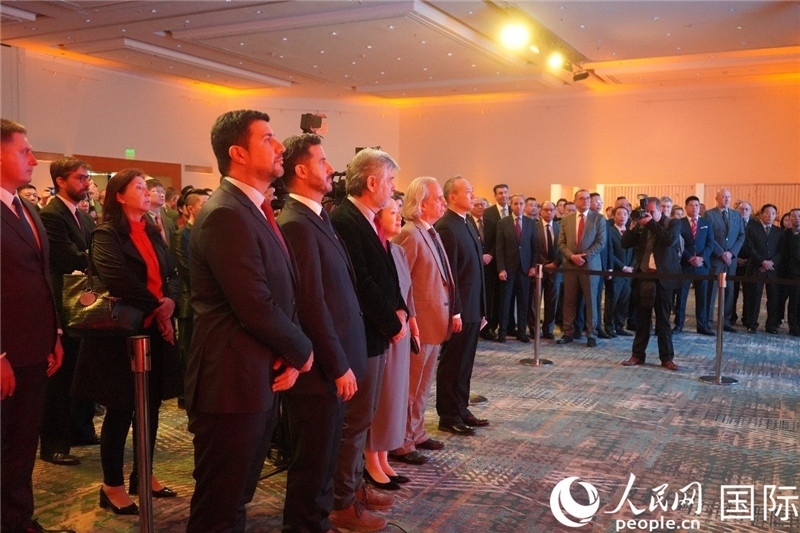 圖為招待會(huì)現(xiàn)場(chǎng)演奏兩國(guó)國(guó)歌。人民網(wǎng)記者 許放攝