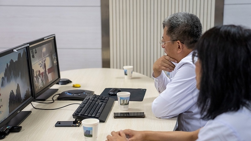 新疆醫(yī)科大學(xué)第一附屬醫(yī)院專家團(tuán)隊(duì)與哈薩克斯坦國立科學(xué)研究中心的專家對(duì)患者進(jìn)行跨國遠(yuǎn)程會(huì)診。人民網(wǎng)記者 許崢攝